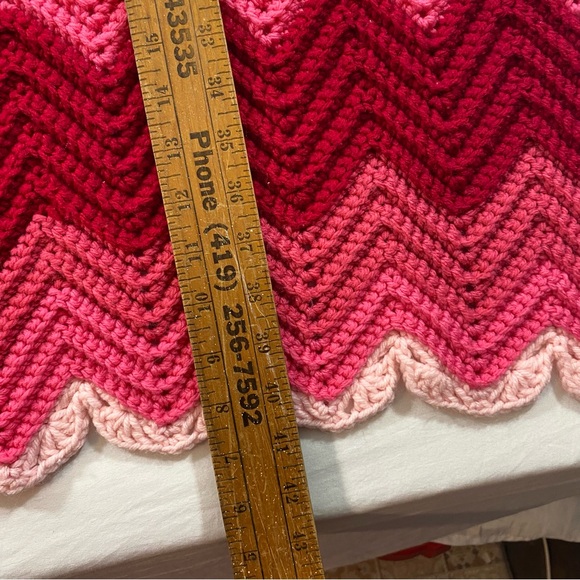 Vintage Crochet Throw blanket Ombré Pink Shamrock Handmade blanket Granny Boho - Picture 3 of 4